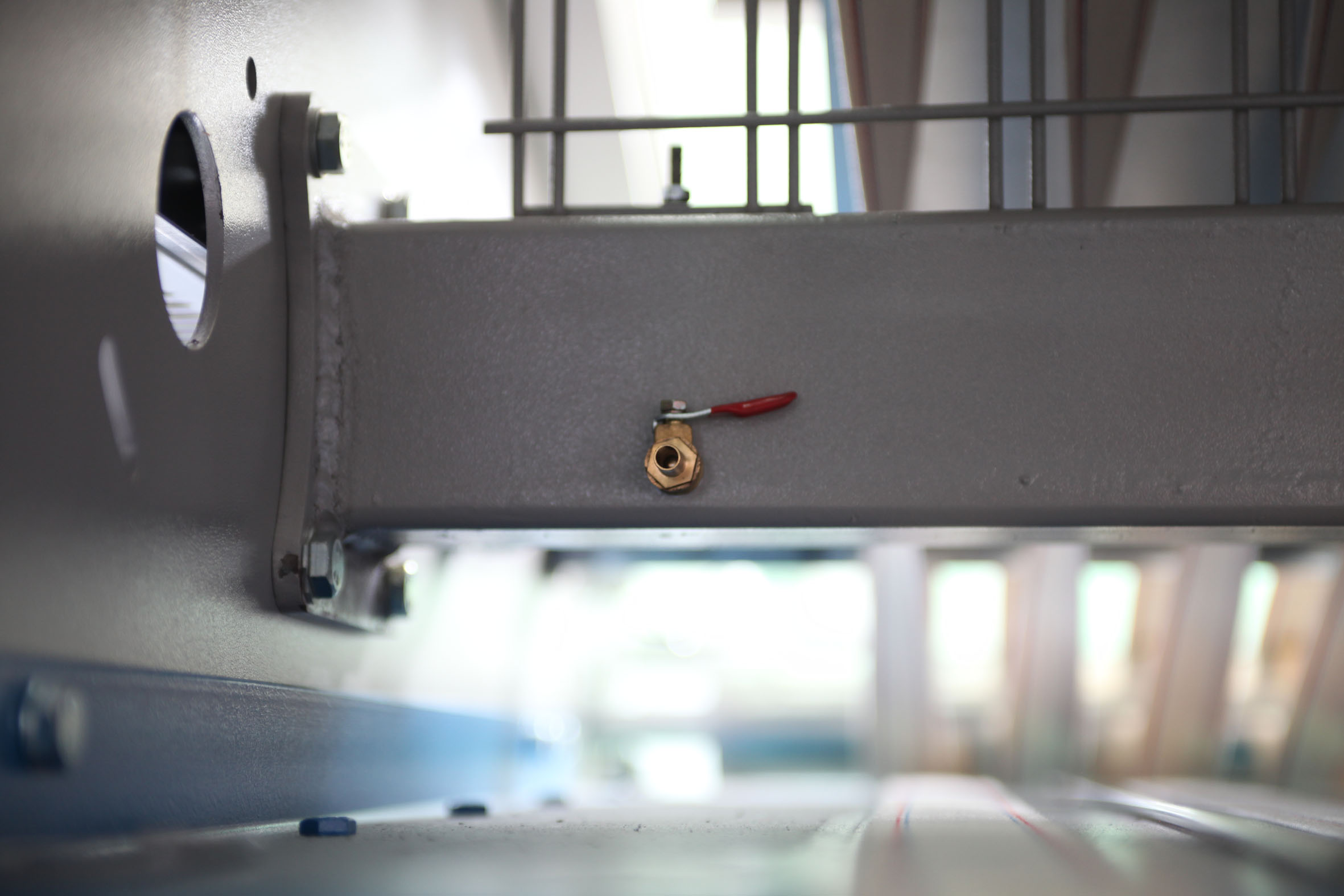 工業(yè)洗衣機儲氣管排水裝置